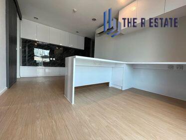 ขาย คอนโด MODIZ ลาดพร้าว 18 ใกล้รถไฟฟ้า MRT ลาดพร้าว  ห้องมุมตำแหน่ง: https://maps.app.goo.gl/fTyuaikrx8Mn7Bis7ขนาด 39 ตร.ม.1 ห้องนอน 1 ห้องครัว 1 ห้องน้ำ 1 ห้องนั่งเล่น มีระเบียงชั้น 8 ห้องมุม สนใจติดต่อ รินรดา 0615519925 ID Line:0615519925 http://www.ther-estate.com ขนส่งสาธารณะ :???? MRT ลาดพร้าว 450 ม.???? MRT พหลโยธิน 1.2 กม.???? MRT รัชดาภิเษก 1.2 กม.???? BTS ห้าแยกลาดพร้าว 1.9 กม. สิ่งอำนวยความสะดวก– Infinity Edge Pool– Fitness– Bicycle Locker– Wifi – Internet– Key Card– Security CCTV– Digital Door Lock– ลิฟต์โดยสาร 2 ตัวจุดเ�