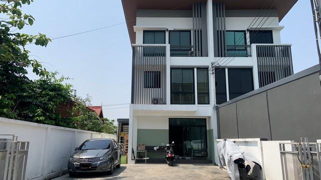 EPL-HR2852 ให้เช่าและขายทาวน์โฮม 3 ชั้น สตรีวิทยาซอย 2 ซอย 29โครงการ Cozy ซอยโชคชัย 4 ซอย 70 เนื้อที่ 42 ตรว. จอดรถ 5-6 คัน ทำออฟฟิศจดทะเบียนได้: ติดต่อ : คุณ เอก  :  061-241 4954   &   083-017 9463   : Line Id : eak2325: กดลิ้งค์เพื่อเเอดไลน์ครับ :  https://line.me/ti/p/A6pc3MToug     :  https://line.me/ti/p/OLEY0bJTsV*** ราคาเช่า 30,000 บาท/เดือน ขั้นต่ำ 1 ปี*** ราคาขาย 6.7 ล้านบาทที่ตั้ง:: สตรีวิทยา 2 ซอย 29 แขวงลาดพร้าว เขตลาดพร้าว กรุงเทพมหานคร 10230ทาวน์โฮม 3 ชั้น โครงการ Cozy ซอยโช�