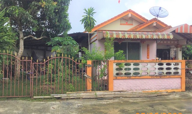 รายละเอียดเพิ่มเติมCode ID : PKK02-09959ราคาขาย        1,785,000 บาท- ขนาดพื้นที่ :  65.80 ตร.ว  - พื้นที่ใช้สอย :   162.50 ตร.ม- จำนวนห้อง :    2 ห้องนอน 1 ห้องน้ำ - ที่จอดรถ :     1-2 คัน- บ้านเดี่ยว :       1 ชั้น- บ้านเดี่ยวหันทางทิศ : -- อายุอาคาร :     19 ปีพิกัดทรัพย์  :    https://maps.app.goo.gl/6cAUzanGtJDzPEd59สถานที่ใกล้เคียง- ใกล้โลตัส กระบี่ - ใกล้โลตัส โกเฟรช ซูเปอร์มาร์เก็ต เหนือคลอง - ใกล้โรงพยาบาลเหนือคลอง- ใกล้โรงเรียนเหนือคลองประชาบำรุ�