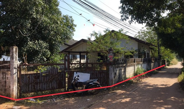 รายละเอียดเพิ่มเติมCode ID : PKK02-11262ราคาขาย         3,144,000 บาท- ขนาดพื้นที่ :  281 ตร.ว (2 งาน / 81 ตร.ว)- พื้นที่ใช้สอย :    126 ตร.ม- จำนวนห้อง :  2 ห้องนอน 2 ห้องน้ำ- จอดรถ :   1-2 คัน- บ้านเดี่ยว :     1 ชั้น- บ้านเดี่ยวหันทางทิศ :- อายุอาคาร :    18 ปีพิกัดทรัพย์ :     https://maps.app.goo.gl/GXQtz2aHX4fT1vdt5สถานที่ใกล้เคียง- ใกล้โลตัส โกเฟรช สว่างแดนดิน- ใกล้วัดราชาวาส- ใกล้โรงเรียนสว่างแดนดิน- ใกล้โรงเรียนมารีย์พิทักษ์สว่างแดนดินสอบถาม�