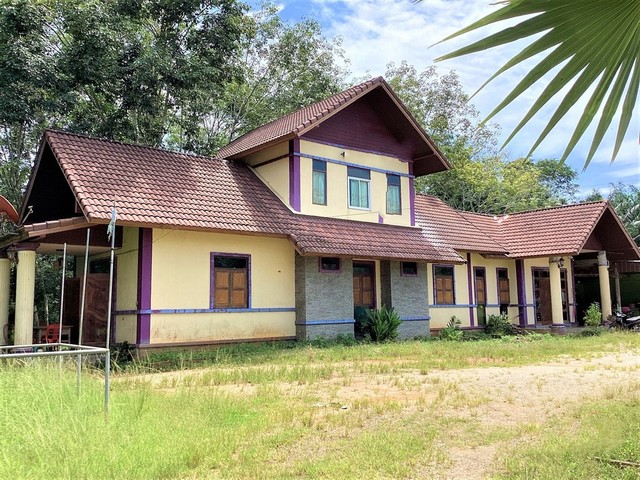 รายละเอียดเพิ่มเติมCode ID : PKK02-12793ราคาขาย        11,100,000 บาท- ขนาดพื้นที่ :  1,466.50 ตร.ว (3 ไร่ / 2 งาน / 66.50 ตร.ว) - พื้นที่ใช้สอย :   164.75 ตร.ม- จำนวนห้อง :    3 ห้องนอน 1 ห้องน้ำ - ที่จอดรถ :     1-2 คัน- บ้านเดี่ยว :       2 ชั้น- บ้านเดี่ยวหันทางทิศ : -- อายุอาคาร :     11 ปีพิกัดทรัพย์  :    https://maps.app.goo.gl/vRmGtwNb75GAWpKr9สถานที่ใกล้เคียง- ใกล้ตลาดสดพรุดินนา- ใกล้โลตัส โกเฟรช ลำทับ กระบี่ - ใกล้โรงพยาบาลลำทับ- ใกล้โรงเรียนอนุบาลลำทับสอบถา�