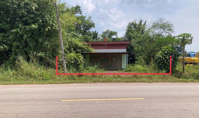 รายละเอียดเพิ่มเติมCode ID : PKK02-11032ราคาขาย        2,356,000 บาท- ขนาดพื้นที่ :  103 ตร.ว (1 งาน / 3 ตร.ว) - พื้นที่ใช้สอย :   119 ตร.ม- จำนวนห้อง :    3 ห้องนอน 1 ห้องน้ำ - ที่จอดรถ :     1-2 คัน- บ้านเดี่ยว :       1 ชั้น- บ้านเดี่ยวหันทางทิศ : -- อายุอาคาร :     15 ปีพิกัดทรัพย์  :    https://maps.app.goo.gl/7v4VamRkV7h2Qai8Aสถานที่ใกล้เคียง- ใกล้ตลาดสดพรุดินนา- ใกล้โลตัส โกเฟรช ลำทับ กระบี่ - ใกล้โรงพยาบาลลำทับ- ใกล้โรงเรียน ลำทับประชานุเคราะห์สอบถาม