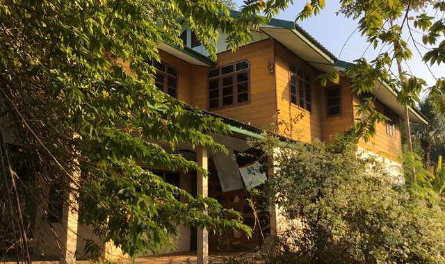 รายละเอียดเพิ่มเติมCode ID :  PKK02-07466ราคาขาย       949,000 บาท- ขนาดพื้นที่ :   400 ตร.ว (1 ไร่)- พื้นที่ใช้สอย :   165 ตร.ม- จำนวนห้อง :   - ห้องนอน - ห้องน้ำ- จอดรถ :        1-2 คัน- บ้านครึ่งตึกครึ่งไม้   :     2 ชั้น- บ้านครึ่งตึกครึ่งไม้หันทางทิศ :- อายุอาคาร :    15 ปีพิกัดทรัพย์ :    https://maps.app.goo.gl/abfexv7z5M8697kWAสถานที่ใกล้เคียง- ใกล้โรงเรียนบ้านโคกดินแดง- ใกล้วัดพระธาตุฝุ่น- ใกล้โรงเรียนบ้านหนองกุง- ใกล้วัดป่าบูรพารามสอบถาม�