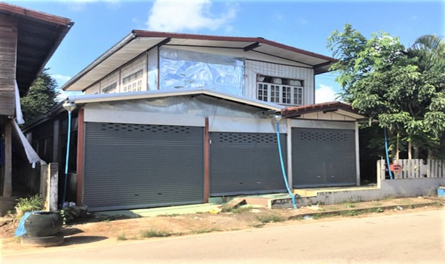 รายละเอียดเพิ่มเติมCode ID :  PKK02-15712ราคาขาย       1,693,000 บาท- ขนาดพื้นที่ :   331 ตร.ว (3 งาน/ 31 ตร.ว)- พื้นที่ใช้สอย :   318 ตร.ม- จำนวนห้อง :   1 ห้องนอน 1 ห้องน้ำ- จอดรถ :        1-2 คัน- บ้านครึ่งตึกครึ่งไม้   :     2 ชั้น- บ้านครึ่งตึกครึ่งไม้หันทางทิศ :- อายุอาคาร :    27 ปีพิกัดทรัพย์ :    https://maps.app.goo.gl/mah6DJoXEEMSfvrT8สถานที่ใกล้เคียง- ใกล้วัดธรรมาภิรตาราม- ใกล้วัดโคกสะอาด- ใกล้วัดป่าเวฬุวัน- ใกล้โรงเรียนบ้านดอนยาวประชากรอุป�