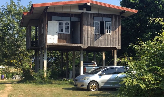 รายละเอียดเพิ่มเติมCode ID :  PKK02-12877ราคาขาย        1,935,000 บาท- ขนาดพื้นที่ :     517 ตร.ว (1 ไร่ / 1 งาน / 17 ตร.ว)- พื้นที่ใช้สอย :   400 ตร.ม- จำนวนห้อง :   2 ห้องนอน 1 ห้องน้ำ- จอดรถ :        1-2 คัน- บ้านครึ่งตึกครึ่งไม้  :     2 ชั้น- บ้านครึ่งตึกครึ่งไม้หันทางทิศ :- อายุอาคาร :    23 ปีพิกัดทรัพย์ :     https://maps.app.goo.gl/vCQwmdPqGxNGYjZKAสถานที่ใกล้เคียง- ใกล้โลตัส โกเฟรช วาริชภูมิ- ใกล้โรงพยาบาลวาริชภูมิ - ใกล้โรงเรียนบ้านค้อเขียวพิทยาภูม�