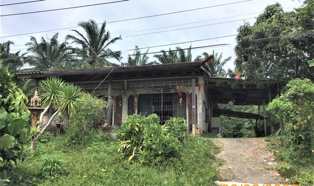 รายละเอียดเพิ่มเติมCode ID : PKK02-08173ราคาขาย         1,270,000 บาท- ขนาดพื้นที่ :  109 ตร.ว (1 งาน / 9 ตร.ว)- พื้นที่ใช้สอย :    304.75 ตร.ม- จำนวนห้อง :    2 ห้องนอน 2 ห้องน้ำ - ที่จอดรถ :     1-2 คัน- บ้านเดี่ยว :       1 ชั้น- บ้านเดี่ยวหันทางทิศ : -- อายุอาคาร :     23 ปีพิกัดทรัพย์  :    https://maps.app.goo.gl/JK3X4hSkXmAk4DGy8สถานที่ใกล้เคียง- ใกล้โลตัส โกเฟรช ซูเปอร์มาร์เก็ต อ่าวลึก- ใกล้โรงเรียนบ้านบกเก้าห้อง- ใกล้วัดถ้ำวารีริน- ใกล้โรงเรียนวัดบาง�