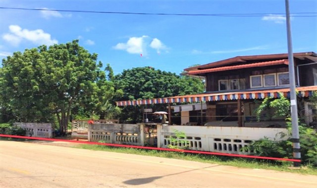 รายละเอียดเพิ่มเติมCode ID : PKK02-15807ราคาขาย         2,145,000 บาท- ขนาดพื้นที่ :    247 ตร.ว (2 งาน / 47 ตร.ว)- พื้นที่ใช้สอย :   321.50 ตร.ม- จำนวนห้อง : 3 ห้องนอน 1 ห้องน้ำ- จอดรถ :   1-2 คัน- บ้านครึ่งตึกครึ่งไม้ : 2 ชั้น- บ้านครึ่งตึกครึ่งไม้หันทางทิศ :- อายุอาคาร :    25 ปีพิกัดทรัพย์ :     https://maps.app.goo.gl/5DMDpuAbYAdHDqLg7สถานที่ใกล้เคียง- ใกล้โลตัส โกเฟรช ซูเปอร์มาร์เก็ต พังโคน - ใกล้บิ๊กซี ซูเปอร์เซ็นเตอร์ พังโคน- ใกล้โรงพยาบาลพังโ�