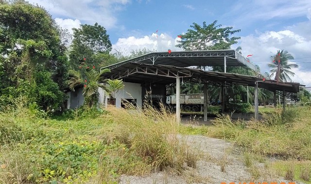 รายละเอียดเพิ่มเติมCode ID : PKK02-13336ราคาขาย         9,592,000 บาท- ขนาดพื้นที่ :   2,367 ตร.ว (5 ไร่ / 3 งาน / 67 ตร.ว)- พื้นที่ใช้สอย :    317.60 ตร.ม- จำนวนห้อง :    2 ห้องนอน 1 ห้องน้ำ - ที่จอดรถ :     1-2 คัน- บ้านเดี่ยว :       1 ชั้น- บ้านเดี่ยวหันทางทิศ : -- อายุอาคาร :     24 ปีพิกัดทรัพย์ :     https://maps.app.goo.gl/Erzibn6XYVcWcB7V7สถานที่ใกล้เคียง- ใกล้มินิบิ๊กซี คลองท่อม - ใกล้โลตัส โกเฟรช ซูเปอร์มาร์เก็ต คลองท่อม - ใกล้โรงพยาบาลคลองท่อม- ใกล้โรงเรี�