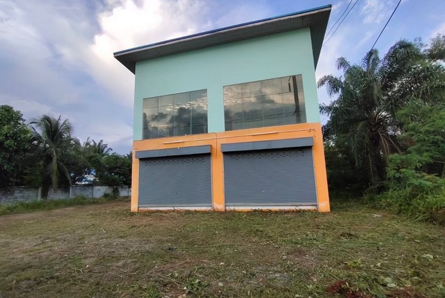 รายละเอียดเพิ่มเติมCode ID : PKK02-12650ราคาขาย         6,148,000 บาท- ขนาดพื้นที่ :   359.90 ตร.ว (3 งาน / 59.90 ตร.ว)- พื้นที่ใช้สอย :    410.73 ตร.ม- จำนวนห้อง :    3 ห้องนอน 3 ห้องน้ำ - ที่จอดรถ :     1-2 คัน- บ้านเดี่ยว :       2 ชั้น- บ้านเดี่ยวหันทางทิศ : -- อายุอาคาร :     8 ปีพิกัดทรัพย์ :     https://maps.app.goo.gl/Koj7BQKZeeevCBZb8สถานที่ใกล้เคียง- ใกล้โลตัส โกเฟรช ซูเปอร์มาร์เก็ต คลองท่อม - ใกล้โรงพยาบาลตลองท่อม- ใกล้วัดเพหลา- ใกล้โรงเรียนกาญจนาภิเษกว�