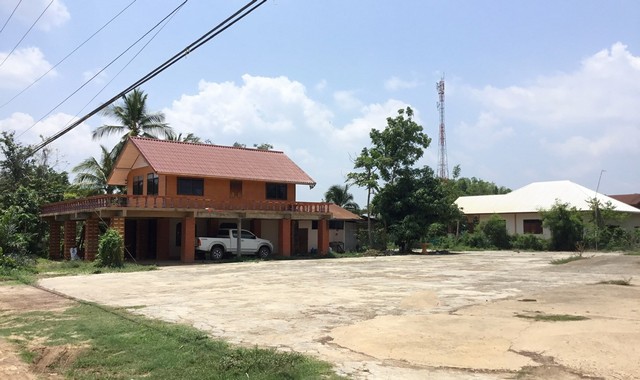 รายละเอียดเพิ่มเติมCode ID : PKK02-11012ราคาขาย       3,324,000 บาท- ขนาดพื้นที่ :    710 ตร.ว (1 ไร่ / 3 งาน / 10 ตร.ว)- พื้นที่ใช้สอย :  251.75 ตร.ม- จำนวนห้อง :   2 ห้องนอน 1 ห้องน้ำ- จอดรถ :    1-2 คัน- บ้านเดี่ยว :     2 ชั้น- บ้านเดี่ยวหันทางทิศ :- อายุอาคาร :    20 ปีพิกัดทรัพย์ :    https://maps.app.goo.gl/B3zjiBNWSnNNG3cA9สถานที่ใกล้เคียง- ใกล้โลตัส โกเฟรช ซูเปอร์มาร์เก็ต วานรนิวาส- ใกล้โรงพยาบาลวานรนิวาส- ใกล้โรงเรียนบ้านกุดจิก- ใกล้วัดป่าโสภณธรร