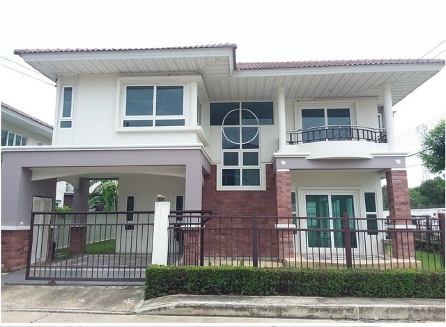   รายละเอียดเพิ่มเติม Code ID : PSC00503  ราคาขาย  5,670,000 บาท- ขนาดพื้นที่ : 65.30 ตร.ว.   - พื้นที่ใช้สอย : 233.00 ตร.ม.   - จำนวนห้อง : 4 ห้องนอน 4 ห้องน้ำ   - ที่จอดรถ :    2   คัน- บ้านหันทางทิศ : ใต้ พิกัดทรัพย์ : https://maps.app.goo.gl/1UE1pkxk6BFfweGV7    สถานที่ใกล้เคียง- ใกล้ ฟิวเจอร์ พาร์ค รังสิต- ใกล้ เซียร์ รังสิต- ใกล้ ตลาดชัชวาล คลอง 7- ใกล้ ตลาดมารวย หทัยราษฏร์54สอบถามเพิ่มเติม/นัดชมโทร. 097-419-5982(พลอย)โทร. 096-932-4624(ออมสิน)Line : @panaya (มี@ด้านหน�