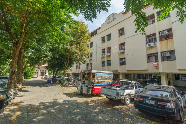 ขายอพาร์ทเม้นท์ ทำเลสนามบินน้ำราคาไม่แพง เก็บค่าเช่าห้อง ค่าจอดรถต่อได้ทันที•ที่ตั้งทรัพย์ : ซ.กาหรง 4 ถ.สนามบินน้ำ ต.ท่าทราย อ.เมืองนนทบุรี จ.นนทบุรีขายราคา 80 ล้านบาท ค่าโอนคนละครึ่งพิเศษ โปรส่งท้าย โอนภายในสิ้นปี 2566เจรจาราคาพิเศษได้สิ่งที่คุณจะได้จากบ้านหลังนี้• อพาร์ทเม้น 85 ห้องเช่า• อาคารพาณิชย์  2 ชั้น 4 ห้อง• ลานจอดรถปล่อยเช่าขนาดใหญ่• เนื้อที่ดิน 1 ไร