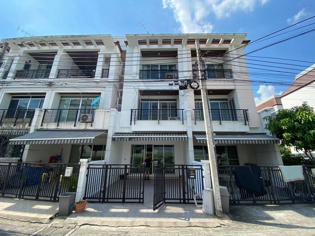 ให้เช่าทาวโฮม  ซอยศรีนครินทร์24 3ห้องนอน   ม.บ้านกลางเมือง เดอะรอยัล โมนาโค ศรีนครินทร์-พัฒนาการ
