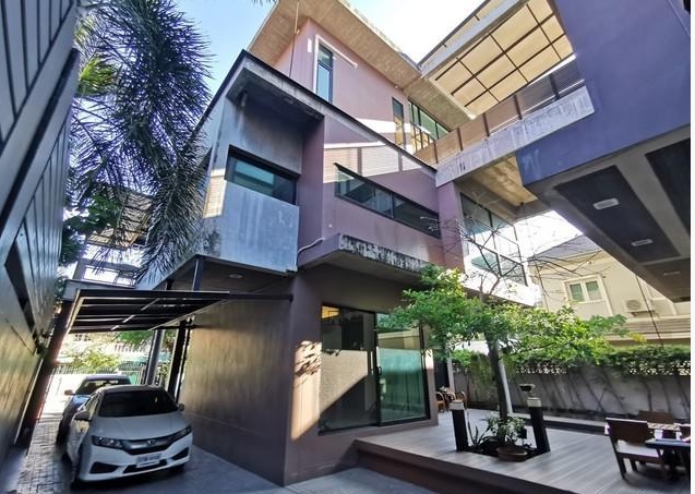 ขายบ้านเดี่ยว3ชั้น ซอยลาดพร้าว 64 เนื้อที่122 ตร.ว.  ใกล้MRTลาดพร้าว71 MRTสุทธิสาร เลียบด่วน