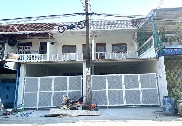 ขาย บ้านแก้ววิลล่า รีโนเวทใหม่  จรัญ35 ใกล้รถไฟฟ้า  3.45 ล้านบาท บ้านทาวน์โฮมบ้านแก้ววิลล่า จรัญสนิทวงศ์35 สูง : 2 ชั้นเนื้อที่ : 22.0 ตารางวาห้องนอน : 2 ห้องห้องน้ำ : 2 ห้องห้องอื่นๆ : ห้องอเนกประสงค์ ห้องเก็บของจอดรถได้ : ในบ้าน 1 คันทิศ : ตะวันตกเฉียงเหนือรายละเอียดเพิ่มเติม :บ้านใหม่พร้อมอยู่ รีโนเวทใหม่ ใช้วัสดุอย่างดี สวย มี 2 หลัง ติดกันให้เลือกโครงการตั้งอยู่ทำเลดี ใ�