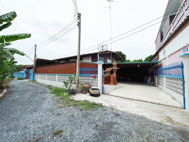 รหัสทรัพย์ 66053ขายบ้านพร้อมที่ดิน   อำเภอเมือง จังหวัดสุพรรณบุรี พิกัดที่ตั้ง : ถนนมาลัยแมน ตำบลรั้วใหญ่ อำเภอเมือง จังหวัดสุพรรณบุรี รายละเอียดทรัพย์ - ขนาดที่ดิน 85 ตารางวา พื้นที่ใช้สอยประมาณ 135 ตารางเมตร - บ้านมี 2 ห้องนอนชั้นบน  และ 1 ห้องนอนชั้นล่าง  1 ห้องน้ำ 1 ห้องครัว 1 - สามารถจอดรถภายในบ้านได้ 3-4 คัน - ตัวบ้านเป็นบ้านไม้ ทำมาจากไม้เต็ง ทำเลและสถานที่ใกล้เคียง - 