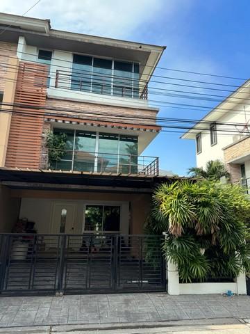 ขายทาวน์โฮม 3 ชั้น ใกล้ Paradise Park หมู่บ้าน พลัส ซิตี้ พาร์ค ศรีนครินทร์ สวนหลวง พื้นที่ใช้สอย 189 ตรม.3 ห้องนอน4 ห้องน้ำ ทำเลดี 