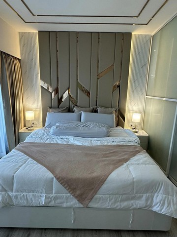 Noble Remix is spacious, clean, nice, 12th floor, BTS Thonglor.***Service for selling/renting houses, condos and giving advice. If interested, contact at any time***Interested in additional details or pictures or making an appointment to see the room?Contact Ekachai (Aui)T. 089-799-5598Line ID: @auiauiaui001 (add @ in front) (Agent Post)Room type: 1 bedroom, 1 bathroomSize 42 sq m., 12th floorNew, clean room, beautifully decorated, ready to move in.details-------------------------------------------------- ------------Rental price: 28,000 baht per month-------------------------------------------------- -----------* Complete electrical appliances- Air conditioning- fridge- TV- washing machine-------------------------------------------------- ------------* furniture- wardrobe- Built-in kitchen- Bed with mattress- Sofa-------------------------------------------------- ------------*Nearby important places (Based on information from Google Map)- BTS Thonglor, distance 100 m.- Rain Hill : 1 k