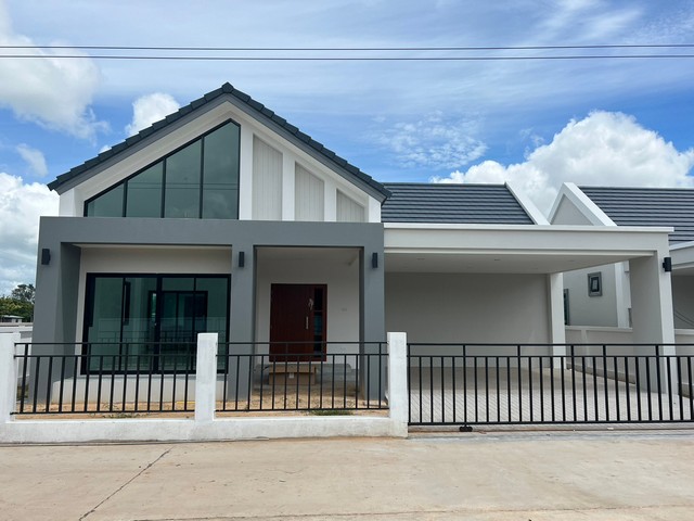 ขายบ้านเดี่ยว สไตล์นอดิกด้วยหลังคาทรงจั่วสูงกว่า 7 เมตร เพิ่มความโปร่งโล่งสบายภายในตัวบ้าน วัสดุที่ใช้เกรดพรีเมี่ยม ‼️ บ้านที่ทำเลใกล้เมือง  ห่างจากเมืองสุรินทร์เพียง 15 นาที ตอบโจทย์สมาชิกในครอบครัว  พื้นที่เริ่มต้นขนาด 62 ตร.ว. พื้นที่ใช้สอยเริ่มต้นภายใน 143.33 ตร.ม.3 ห้องนอน 2 ห้องน้ำ 1 ห้องครัว จอดรถได้ 2 คัน พร้อมเข้าอยู่ทันทีโปรโมชั่น จองเพียง 5,000 บาทราคาเริ่ม