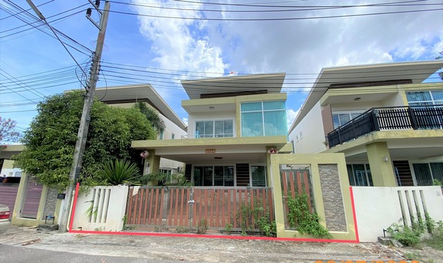 รายละเอียดเพิ่มเติมCode ID : PKK02-12186ราคาขาย      3,994,000 บาท- ขนาดพื้นที่ :   50 ตร.ว   - พื้นที่ใช้สอย :    184 ตร.ม- จำนวนห้อง :  3 ห้องนอน 3 ห้องน้ำ- ที่จอดรถ :     1-2 คัน- บ้านเดี่ยว :        2 ชั้น- บ้านเดี่ยวหันทางทิศ : -- อายุอาคาร :    9 ปีพิกัดทรัพย์  :  https://maps.app.goo.gl/BxVmnHVRJuct2kii8สถานที่ใกล้เคียง- ใกล้โลตัส โกเฟรช ซูเปอร์มาร์เก็ต กระบี่- ใกล้โลตัส โก เฟรช ตลาดเก่า- ใกล้โรงพยาบาลกระบี่ - ใกล้วัดปานุราชประชาสรรค์สอบถามเ�