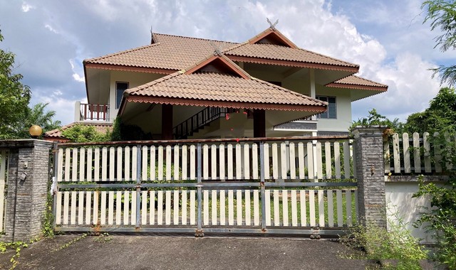 รายละเอียดเพิ่มเติมCode ID : PKK02-11503ราคาขาย      8,533,000 บาท- ขนาดพื้นที่ :   185 ตร.ว (1 งาน / 85 ตร.ว)  - พื้นที่ใช้สอย :    428.50 ตร.ม- จำนวนห้อง :  4 ห้องนอน 4 ห้องน้ำ- ที่จอดรถ :     1-2 คัน- บ้านเดี่ยว :        2 ชั้น- บ้านเดี่ยวหันทางทิศ : -- อายุอาคาร :    8 ปีพิกัดทรัพย์  :   https://maps.app.goo.gl/Efecu5SqbjJKe11E8สถานที่ใกล้เคียง- ใกล้แม็คโคร กระบี่- ใกล้แม็คโคร อ่าวนาง- ใกล้โลตัส โกเฟรช ซูเปอร์มาร์เก็ต อ่าวนาง- ใกล้วัดภูเขาพระมหาโพธิสัตว์