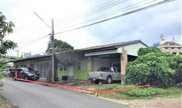 รายละเอียดเพิ่มเติมCode ID : PKK02-11263ราคาขาย      4,663,000 บาท- ขนาดพื้นที่ :   77.80 ตร.ว  - พื้นที่ใช้สอย :    280 ตร.ม- จำนวนห้อง :  4 ห้องนอน 4 ห้องน้ำ- ที่จอดรถ :     1-2 คัน- บ้านเดี่ยว :        1 ชั้น- บ้านเดี่ยวหันทางทิศ : -- อายุอาคาร :    12 ปีพิกัดทรัพย์  :   https://maps.app.goo.gl/h1yJkJ2m1VbpVnQR7สถานที่ใกล้เคียง- ใกล้โรงเรียนอุตรกิจ- ใกล้โรงเรียนอิศรานุสรณ์- ใกล้ตลาดกลางคืน กระบี่- ใกล้วัดแก้วโกวรารามสอบถามเพิ่มเติม/นัดชมโทร. 097-419-5982(