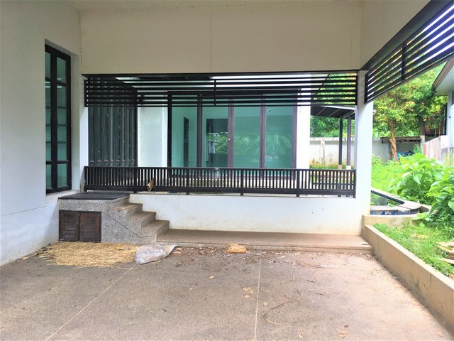 รายละเอียดเพิ่มเติมCode ID : PKK02-09847ราคาขาย      3,040,000 บาท- ขนาดพื้นที่ :   77.80 ตร.ว - พื้นที่ใช้สอย :    153.80 ตร.ม- จำนวนห้อง :  3 ห้องนอน 2 ห้องน้ำ- ที่จอดรถ :     1-2 คัน- บ้านเดี่ยว :        1 ชั้น- บ้านเดี่ยวหันทางทิศ : -- อายุอาคาร :    11 ปีพิกัดทรัพย์ :  https://maps.app.goo.gl/xPfM8jReYCtqLSc46สถานที่ใกล้เคียง- ใกล้ตลาดเกษตรกรจังหวัดกระบี่ - ใกล้มินิบิ๊กซี สาขาศรีตรัง จ.กระบี่- ใกล้บิ๊กซี ซูเปอร์เซ็นเตอร์ สาขากระบี่- ใกล้โลตัส กระ�