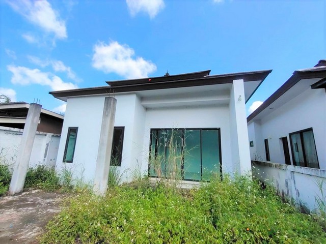 รายละเอียดเพิ่มเติมCode ID : PKK02-09846ราคาขาย      1,586,000 บาท- ขนาดพื้นที่ :   50 ตร.ว - พื้นที่ใช้สอย :    93.75 ตร.ม- จำนวนห้อง :  3 ห้องนอน 2 ห้องน้ำ- ที่จอดรถ :     1-2 คัน- บ้านเดี่ยว :        1 ชั้น- บ้านเดี่ยวหันทางทิศ : -- อายุอาคาร :    9 ปีพิกัดทรัพย์ :  https://maps.app.goo.gl/v5XALxJ2XRPz2ao77สถานที่ใกล้เคียง- ใกล้ตลาดเกษตรกรจังหวัดกระบี่ - ใกล้มินิบิ๊กซี สาขาศรีตรัง จ.กระบี่- ใกล้บิ๊กซี ซูเปอร์เซ็นเตอร์ สาขากระบี่- ใกล้โลตัส กระบี