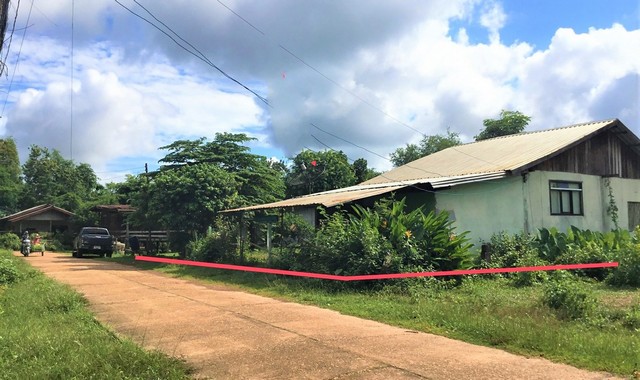 รายละเอียดเพิ่มเติมCode ID :   PKK02-14929ราคาขาย       953,000 บาท- ขนาดพื้นที่ :  193 ตร.ว (1 งาน / 93 ตร.ว)- พื้นที่ใช้สอย :     140 ตร.ม- จำนวนห้อง :   2 ห้องนอน 1 ห้องน้ำ- จอดรถ :     1-2 คัน- บ้านเดี่ยว :      1 ชั้น- บ้านเดี่ยวหันทางทิศ :- อายุอาคาร :    7 ปีพิกัดทรัพย์ :     https://maps.app.goo.gl/hCzfPAa48W4apjw18สถานที่ใกล้เคียง- ใกล้บิ๊กซี ซูเปอร์เซ็นเตอร์ คำตากล้า- ใกล้โลตัส โกเฟรช ซูเปอร์มาร์เก็ต คำตากล้า- ใกล้โรงพยาบาลคำตากล้า- ใกล้โรงเรีย