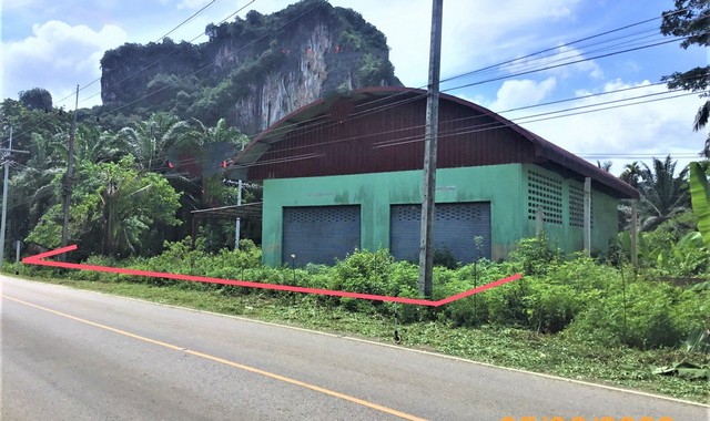 รายละเอียดเพิ่มเติมCode ID : PKK02-07571ราคาขาย      1,898,000 บาท- ขนาดพื้นที่ :  136 ตร.ว (1 งาน / 36 ตร.ว)- พื้นที่ใช้สอย :    210 ตร.ม- จำนวนห้อง : 1 ห้องนอน 1 ห้องน้ำ- ที่จอดรถ :    1-2 คัน- บ้านเดี่ยว :        1 ชั้น- บ้านเดี่ยวหันทางทิศ : -- อายุอาคาร :    13 ปีพิกัดทรัพย์ :  https://maps.app.goo.gl/xe5BdZpoi3KfzhfJ8สถานที่ใกล้เคียง- ใกล้แม็คโคร กระบี่- ใกล้เซ็นทรัล กระบี่ - ใกล้วัดถ้ำแสงเพชร- ใกล้โรงเรียนบ้านทับปริกสอบถามเพิ่มเติม/นัดชมโทร. 097-419-598