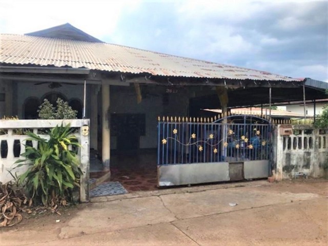 รายละเอียดเพิ่มเติมCode ID : PKK02-15672ราคาขาย       1,789,000 บาท- ขนาดพื้นที่ :  165 ตร.ว (1 งาน / 65 ตร.ว)- พื้นที่ใช้สอย :  252 ตร.ม- จำนวนห้อง :   2 ห้องนอน 1 ห้องน้ำ- จอดรถ :     1-2 คัน- บ้านเดี่ยว :     1 ชั้น- บ้านเดี่ยวหันทางทิศ :- อายุอาคาร :    20 ปีพิกัดทรัพย์ :     https://maps.app.goo.gl/JVvaqqpCJrkQn47V8สถานที่ใกล้เคียง- ใกล้ตลาดสดหนองหลวง- ใกล้วัดสโมสรประชาสามัคคี- ใกล้โรงเรียนหนองหลวงวิทยานุกูล- ใกล้โรงเรียนบ้านโคกดินแดงสอบถามเพิ�