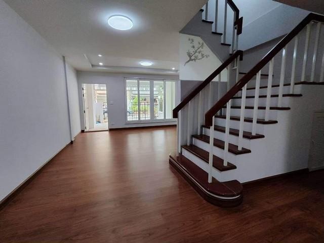 PB3548 ขายทาวน์โฮมส์ 3 ชั้น ซอยรามอินทรา 45 หมู่บ้าน สิทธารมย์ บ้านมีที่จอดรถเยอะไม่มีปัญหาเรื่องที่จอดรถแน่นอน