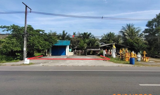 รายละเอียดเพิ่มเติมCode ID : PKK02-15022ราคาขาย      4,827,000 บาท- ขนาดพื้นที่ :  303 ตร.ว (3 งาน / 3 ตร.ว)- พื้นที่ใช้สอย :    77.50 ตร.ม- จำนวนห้อง : - ห้องนอน 1 ห้องน้ำ- ที่จอดรถ :    1-2 คัน- บ้านเดี่ยว :        1 ชั้น- บ้านเดี่ยวหันทางทิศ : -- อายุอาคาร :    14 ปีพิกัดทรัพย์ :   https://maps.app.goo.gl/ZGNc3CAwErhzP3Wj7สถานที่ใกล้เคียง- ใกล้โลตัส โกเฟรช ซูเปอร์มาร์เก็ต เหนือคลอง- ใกล้โรงพยาบาลเหนือคลอง- ใกล้โรงเรียนราชประชานุเคราะห์ 2 กระบี่- ใกล้ว