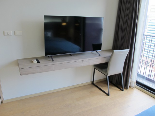 Noble Reveal, clean, private, wide right, 24th floor, BTS Ekkamai.***Service for selling/renting houses, condos and giving advice. If interested, contact at any time***Interested in additional details or pictures or making an appointment to see the room?Contact Ekachai (Aui)T. 089-799-5598Line ID: @auiauiaui001 (add @ in front)Room type: 1 bedroom, 1 bathroomSize 54 sq m., 24th floorClean room, beautifully decorated, ready to move in.details-------------------------------------------------- ------------Rental price: 32,000 baht/month-------------------------------------------------- -----------*Facilities worth using- swimming pool– Fitness– Security officer– Key Card door– Garden (with pond)-------------------------------------------------- ------------*Nearby important places (Based on information from Google Map)1. Eastern Bus Terminal (Ekkamai)2. Major Ekamai Cinema3. Srivikorn School4. Samitivej Hospital5. Camillian Hospital6. Sukhumvit Hospital7. The Horizon--------------