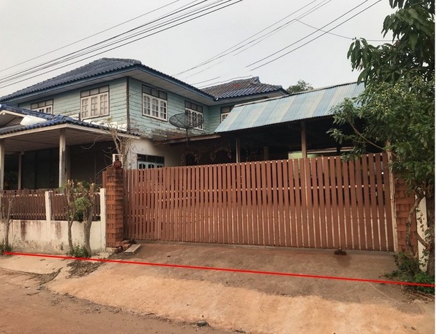 รายละเอียดเพิ่มเติมCode ID : PKK02-15395ราคาขาย       1,396,000 บาท- ขนาดพื้นที่ :  121 ตร.ว (1 งาน / 21 ตร.ว)- พื้นที่ใช้สอย :  207.50 ตร.ม- จำนวนห้อง :   2 ห้องนอน 1 ห้องน้ำ- จอดรถ :     1-2 คัน- บ้านตึกครึ่งไม้ :     2 ชั้น- บ้านตึกครึ่งไม้หันทางทิศ :- อายุอาคาร :    16 ปีพิกัดทรัพย์ :     https://maps.app.goo.gl/27w4DxZBGL9xn43KAสถานที่ใกล้เคียง- ใกล้โลตัส โกเฟรช สว่างแดนดิน- ใกล้โรงเรียนบ้านหนองทุ่ม- ใกล้วัดศรีสมนึก- ใกล้วัดป่าดงพระเจ้าสอบถามเพิ่ม