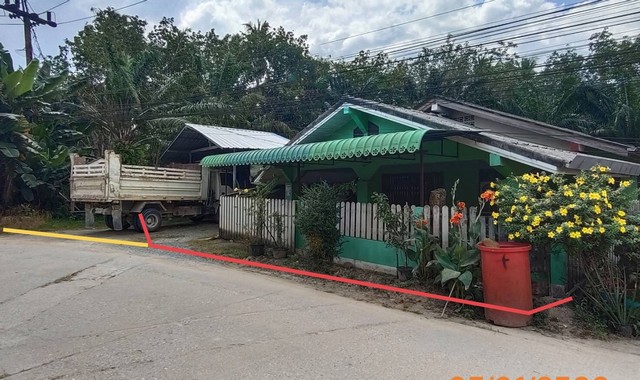 รายละเอียดเพิ่มเติมCode ID : PKK02-14635ราคาขาย        1,311,000 บาท- ขนาดพื้นที่ :  657 ตร.ว (1 ไร่ / 2 งาน / 57 ตร.ว)   - พื้นที่ใช้สอย :  203.50 ตร.ม- จำนวนห้อง :    - ห้องนอน - ห้องน้ำ - ที่จอดรถ :     1-2 คัน- บ้านเดี่ยว :       1 ชั้น- บ้านเดี่ยวหันทางทิศ : -- อายุอาคาร :     51 ปีพิกัดทรัพย์  :    https://maps.app.goo.gl/BXBrGgHieABsutxT7สถานที่ใกล้เคียง- ใกล้โลตัส โกเฟรช ซูเปอร์มาร์เก็ต เหนือคลอง- ใกล้โรงพยาบาลเหนือคลอง- ใกล้โรงเรียนบ้านควน- ใกล้โรงเรียนบ�