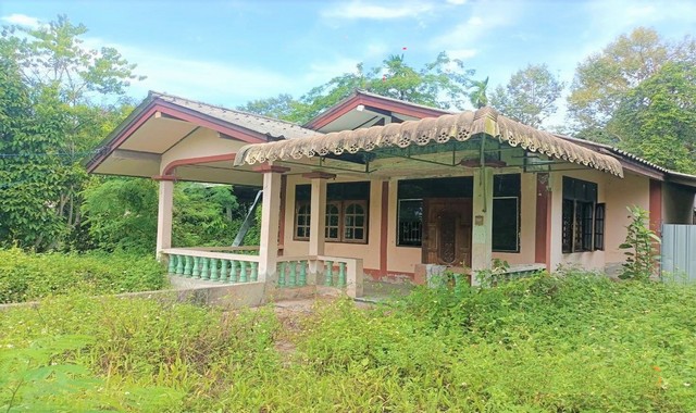 รายละเอียดเพิ่มเติมCode ID : PKK02-12212ราคาขาย        2,685,000 บาท- ขนาดพื้นที่ :  372 ตร.ว (3 งาน / 72 ตร.ว)   - พื้นที่ใช้สอย :   144 ตร.ม- จำนวนห้อง :    3 ห้องนอน 2 ห้องน้ำ - ที่จอดรถ :     1-2 คัน- บ้านเดี่ยว :       1 ชั้น- บ้านเดี่ยวหันทางทิศ : -- อายุอาคาร :     25 ปีพิกัดทรัพย์  :    https://maps.app.goo.gl/rhMb3c4TtWs1LNE16สถานที่ใกล้เคียง- ใกล้โลตัส โกเฟรช ซูเปอร์มาร์เก็ต เหนือคลอง- ใกล้โรงพยาบาลเหนือคลอง- ใกล้โรงเรียนบ้านนาวง- ใกล้โรงเรียนฮิดาย�