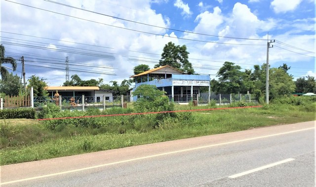 รายละเอียดเพิ่มเติมCode ID : PKK02-14559ราคาขาย      4,848,000 บาท- ขนาดพื้นที่ :  784 ตร.ว (1 ไร่ / 3 งาน / 84 ตร.ว)- พื้นที่ใช้สอย :    280 ตร.ม- จำนวนห้อง :   2 ห้องนอน 2 ห้องน้ำ- จอดรถ :    1-2 คัน- บ้านเดี่ยว :     2 ชั้น- บ้านเดี่ยวหันทางทิศ :- อายุอาคาร :    11 ปีพิกัดทรัพย์ : https://maps.app.goo.gl/jhXnfuR2Ka7Db4y7Aสถานที่ใกล้เคียง- ใกล้วัดธาตุดอนวังเวิน- ใกล้โรงเรียนบ้านหวาย- ใกล้วิทยาลัยเทคนิคสว่างแดนดิน- ใกล้โรงเรียนอนุบาลสุวรรณเทนสอบถาม�