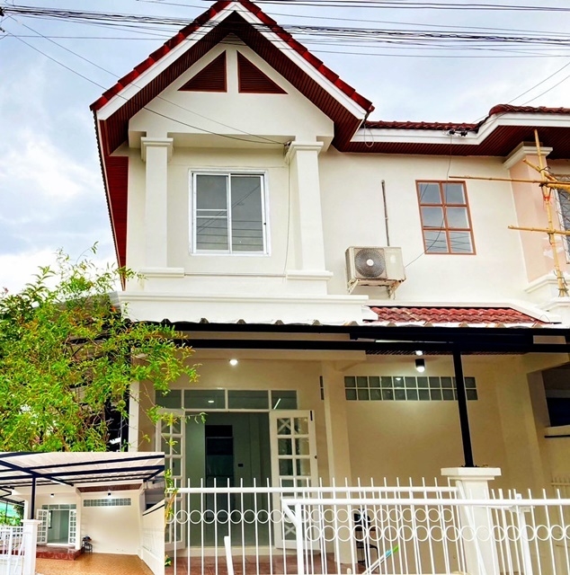 ทาวน์เฮ้าส์2ชั้น แปลงมุม30ตรว.เซ็นทรัล จันทบุรี 232ตรม.ถ.ญาณวิโรจน์ รพ.สิริเวช 12,999B-M 1.99ลบ. 3นอน 2น้ำ 2จอดรถCentral Chanthaburi 2-story townhouse corner plot 30sq.wa. 232sq.m. 12,999B-M 1.99million baht 3bed 2bath 2parking.Yanwirot Rd. Siriwet Hospital ถ.ญาณวิโรจน์ เกาะขวาง เมืองจันทบุรี จันทบุรีหมู่บ้านนี้เป็นหมู่บ้านยอดฮิตมากว่า 20 ปี ด้วยทำเลดี ที่เดินทางสะดวกเหมาะกับนักลงทุนบ้านเช่าที่ต้องการผลตอบแทนสูงประมาณ 6%/ปี ขึ้นไปน่าอยู่ เงียบสงบ อากาศดี3 ห้องนอ