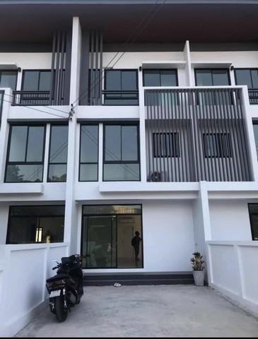 ให้เช่า Townhome 3 ชั้น โครงการ Cozy-โชคชัย4 สตรีวิทยา2 พื้นที่ 30 ตรว เนื้อที่ใช้สอย 240 ตรม.3 ห้องนอน3 ห้องน้ำ เข้า-ออกได้หลายทาง