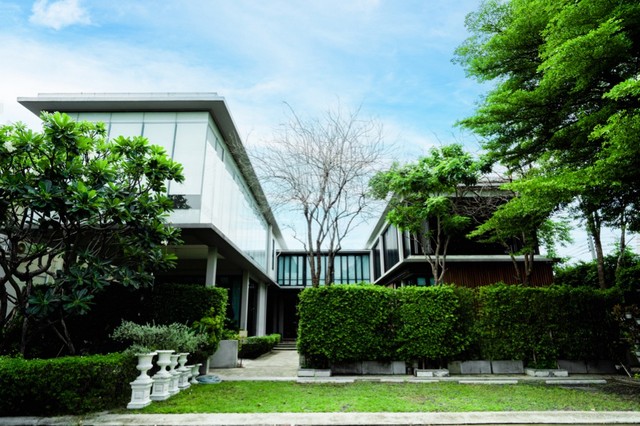 BD0767Shop House For Sale :  Ladprao 41ขายอาคารพาณิชย์  :  ลาดพร้าว 41ที่ตั้งทรัพย์  :  ซอยลาดพร้าว 41 (ซอยภาวนา) แขวงจันทรเกษม เขตจตุจักร กรุงเทพมหานคร 10900Sale   : 87,550,000 THB AREA :    683 sq.w (1 ไร่ / 2 งาน / 83 ตร.ว)  924 sq.m.TYPE   :  - Bedroom   - Bathroom  2 Floorsรายละเอียดทรัพย์อาคารสำนักงาน 2 ชั้น พื้นที่ใช้สอย 575 ตารางเมตรอาคารโกดัง 2 ชั้น พื้นที่ใช้สอย 349 ตารางเฟอร์นิเจอร์ครบ สภาพพร้อมเข้าอยู่เดินทางสะดวกมาก เข้าออกได้หลายเส้นทางภายนอกอาคาร 