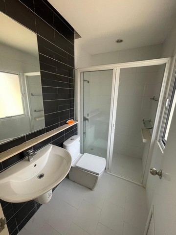 ขายทาวน์โฮม 3 ชั้นหลังมุมด้านใน 2 ห้องติด 41.8 ตรว. 6 ห้องนอน โครงการซิกเนเจอร์ วัชรพล  หน้าบ้านทิศเหนือ