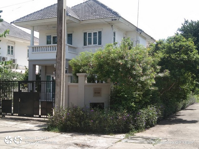 ให้เช่าบ้านเดี่ยว หลังมุม โครงการดิโอเรียนเต็ลเฮ้าส์  บางกรวย-ไทรน้อย อ.บางบัวทอง จ.นนทบุรี ให้เช่าบ้านเดี่ยวหลังมุม  เลี้ยงสัตว์ได้ใกล้รถไฟฟ้าสีม่วง ใกล้แม็คโครไทรน้อย (บ้านเปล่าไม่มีเฟอร์นิเจอร์)ติดถนนเมน 1ด้าน ใกล้ถนนใหญ่   -เนื้อที่ 66 ตารางวา   -3นอน2น้ำ จอดรถ2คัน ในบ้าน  ข้างบ้านได้อีก2-3คัน    -ใช้ทำออฟฟิตได้    -จากตัวบ้านถึง ถนนปากซอยถนนไทรน้อย 1ก.ม ใช้จัก