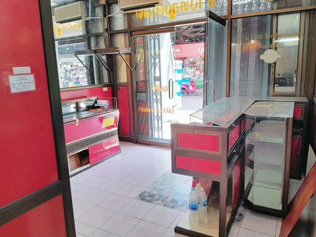 ขายอาคารพาณิชย์ 2 ชั้นพร้อมดาดฟ้า ในตลาดสดศรีละออ ย่านความเจริญ เข้า-ออกสะดวก อ.สากเหล็ก จ.พิจิตร