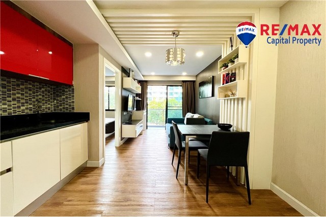 สัมผัสประสบการณ์การใช้ชีวิตสไตล์รีสอร์ทที่ดุสิต แกรนด์ พาร์ค จอมเทียน ที่พัก 1 ห้องนอน 35 ตร.ม. ตั้งอยู่บนชั้น 3 วิวสระว่ายน้ำ โอบรับความเงียบสงบของสภาพแวดล้อมของคุณในการพักผ่อนในอุดมคตินี้ ซึ่งได้รับการออกแบบอย่างสมบูรณ์แบบสำหรับไลฟ์สไตล์ที่ผ่อนคลายและสะดวกสบาย โอเอซิสที่ได้รับแรงบันดาลใจจากรีสอร์ทรอคุณอยู่ที่ดุสิต แกรนด์ พาร์ค จอมเทียนคุณสมบัติ�