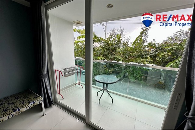 โอบรับการใช้ชีวิตสไตล์รีสอร์ทที่ Amazon Residence ในจอมเทียน อพาร์ทเมนท์ 1 ห้องนอนปรับปรุงใหม่บนชั้น 2 ครอบคลุมพื้นที่ 35.00 ตร.ม. ผสมผสานความสะดวกสบายและมีสไตล์เข้ากับวิวเมืองอันน่าหลงใหลได้อย่างลงตัว ติดต่อเราสำหรับการดูคุณสมบัติที่สำคัญ:1 ห้องนอน,35 ตร.ม.อาคารดีวิวเมืองกรรมสิทธิ์ในต่างประเทศค่าโอน 50/50ค่าบำรุงรักษา 39 บาท/ ตร.ม.