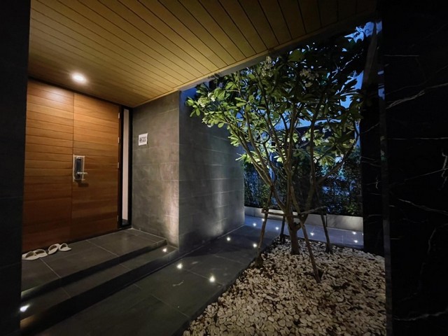 PP152 ขายบ้านเดี่ยว 4 ชั้น โครงการ ไบบิวรี่ วิลเลจ ศรีนครินทร์ Bibury Village Srinakarin ถนนศรีนครินทร์ ซอยเฉลิมพระเกียรติ ร.97 พร้อมสระว่ายน้ำส่วนตัว ย่านเฉลิมพระเกียรติ ร.9 ศรีนครินทร์ อุดมสุข ประเวศ*** ขายบ้านเปล่า **** พร้อมเฟอร์คิดเพิ่ม 6 ล้านราคาขายเริ่มต้น 42,900,000 บาทติดต่อ คุณช่อผกา 0616198565 LINE 0616198565ที่ตั้ง ถนนศรีนครินทร์ ซอยเฉลิมพระเกียรติ ร.97 แยก 4 แขวงหนองบอน เขตประเวศ กรุงเทพฯเนื้อที่