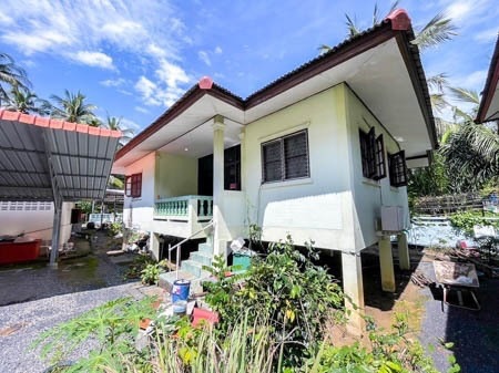 House 2 Bedroom Available Zone Hau Tanon Koh Samui-Good location has a pleasant - 2 bedroom,1 bathroom- Quiet atmosphere- Fully furnished- Air conditioned - Kitchen - Iving room- The front porch is ideal for family retreats.Price 13,000 -15,000 Baht/Month.Location Hau Thanon Maret Koh Samui Suratthani .Near Place - Lamai Beach- Makro- Grandfather and Grandma Stone- Market- Near tourist attractions.Contract For More Information     +6682-517-4959 (Khun Mod)               +6689-633-1978 (Khun Pan) LINE>https://line.me/ti/p/J_fLjq54v3.       #Houseforsale #Housesamui #suiteforrentkohsamui#Roomforrent #RoominKohSamui #AirconditioningroomSamui#monthlyaccommodationinKohSamui #ApartmentSamuin #Salerenthomesamui #Salehometalingngam#Homeforsaletalingngam #homesale#Hometalingngam  #homeinsamui