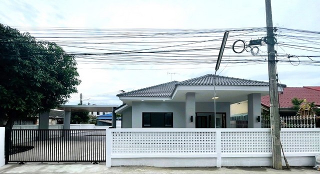 HU3854Detached House For Sale  :  Nakhon Pathomขายบ้านเดี่ยว  :  นครปฐมที่ตั้ง :   ซอยกุมภิล 3 ตำบลห้วยจรเข้ อำเภอเมืองนครปฐม นครปฐม 73000Sale :  4,900,000 THB AREA   :  66.00  sq.wa 149.00 sq.m.TYPE   :  2 Bedroom   2 Bathroom   1 stoeryรายละเอียดทรัพย์บ้านเดี่ยว ทำเลทอง ใจกลางเมืองนครปฐมเดินทางสะดวก เงียบสงบ2 ห้องนอน 2 ห้องน้ำ 3 ที่จอดรถสถานที่สำคัญใกล้เคียงบิ๊กซี นครปฐมโลตัส นครปฐมวิทยาลัยอาชีวศึกษานครปฐมโรงเรียนพระปฐมวิทยาลัยโรงพยาบาลนครปฐมพิกัดท