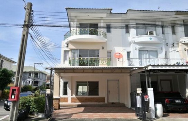 HU3853Town Home For Sale  :  Supalai Villeขายทาวน์โฮม  :  ศุภาลัย วิลล์ที่ตั้ง :   ซอยนวลจันทร์ 64 แขวงนวลจันทร์ เขตบึงกุ่ม กรุงเทพมหานคร 10230Sale :  4,590,000 THB AREA   :  31.3  sq.wa 225.00 sq.m.TYPE   :  3 Bedroom   3 Bathroom   3 stoeryรายละเอียดทรัพย์ทาวน์โฮม 3 ชั้น เล่นระดับ ติดสวนพร้อมเฟอร์นิเจอร์สถานที่สำคัญใกล้เคียงเดอะวอล์ค เกษตร-นวมินทร์นวมินทร์ ซิตี้ อเวนิวตลาดหัวมุมตลาดนัดเลียบด่วน รามอินทราโรงเรียนสายอักษรโรงพยาบาลสินแพทย์ รามอินท